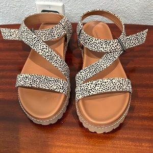 Universal Thread Sandals - 8.5